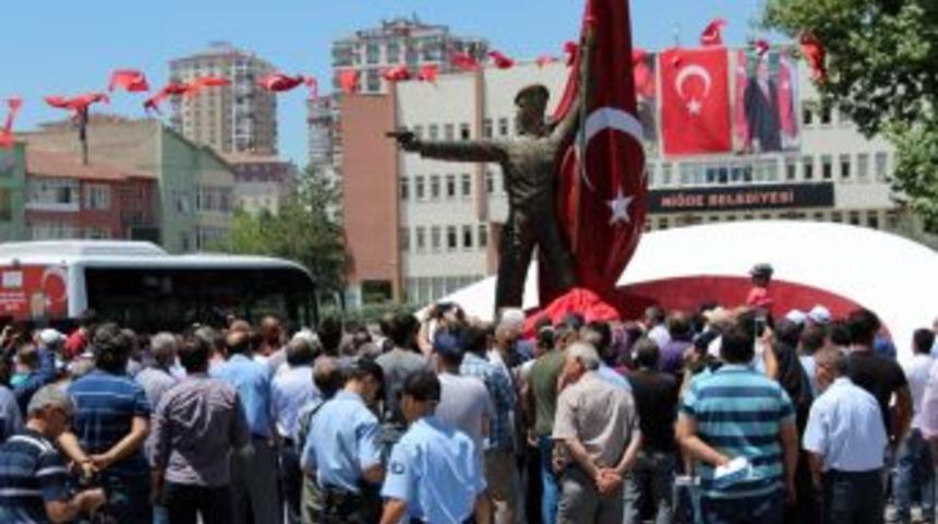 Şehit &Ouml;mer Halisdemir&rsquo;in Heykeli Kaldırıldı