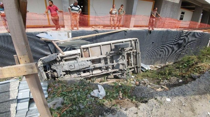 Esenyurt&rsquo;ta Kontrolden &Ccedil;ıkan Kamyon İnşaat Alanına U&ccedil;tu