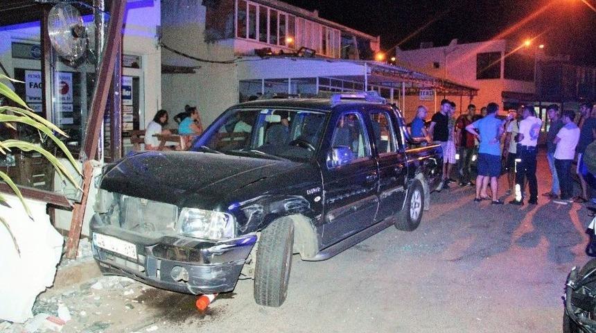 Alkoll&uuml; S&uuml;r&uuml;c&uuml; 5 Otomobile &Ccedil;arptıktan Sonra D&uuml;kkana Daldı