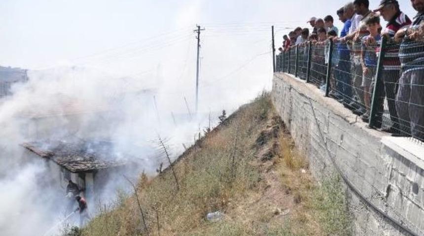 Ankara'da Korkutan Gecekondu Yangınını Mahalle Sakinleri Merak Ve Panikle Izledi&nbsp;