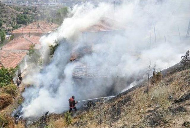 Ankara'da Korkutan Gecekondu Yangınını Mahalle Sakinleri Merak Ve Panikle Izledi 