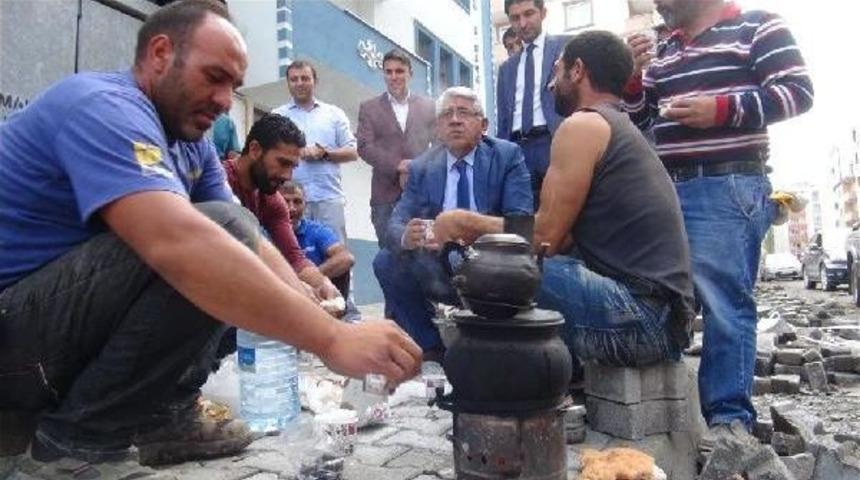 Başkan Kaldırımda Iş&ccedil;ilerle Kahvaltı Yaptı