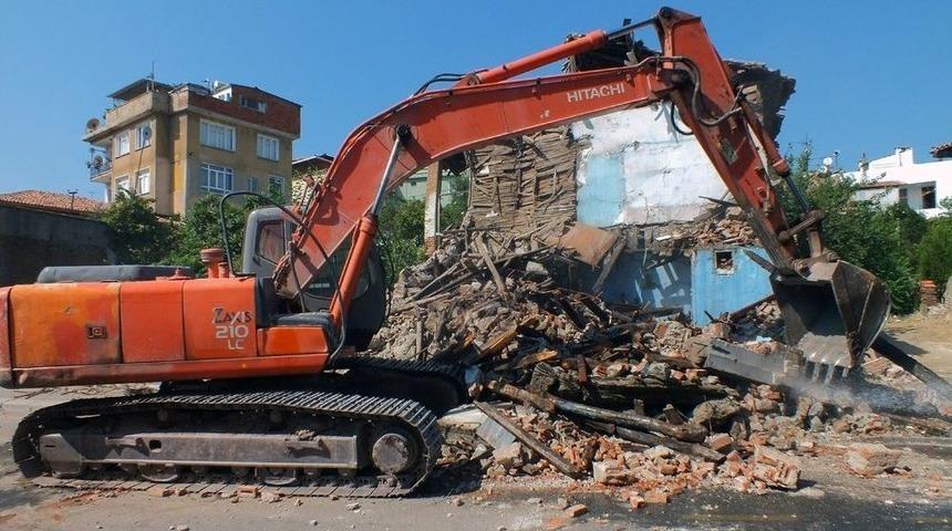 Milas&rsquo;ta Tehlike Sa&ccedil;an Binanın Bir Kısmı Yıkıldı