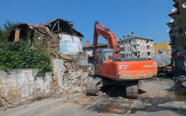 Milas’ta Tehlike Saçan Binanın Bir Kısmı Yıkıldı