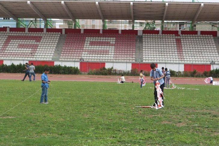 Ağrı’da 400 Çocuk Türk Bayraklı Uçurtmalarla Gökyüzünü Süsledi G1