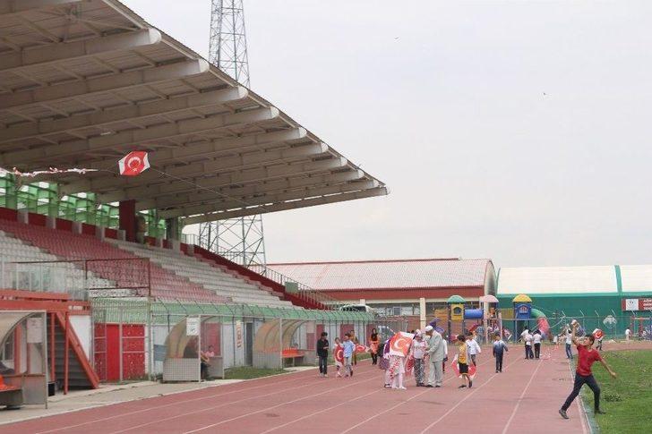 Ağrı’da 400 Çocuk Türk Bayraklı Uçurtmalarla Gökyüzünü Süsledi G2