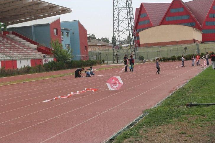 Ağrı’da 400 Çocuk Türk Bayraklı Uçurtmalarla Gökyüzünü Süsledi G4