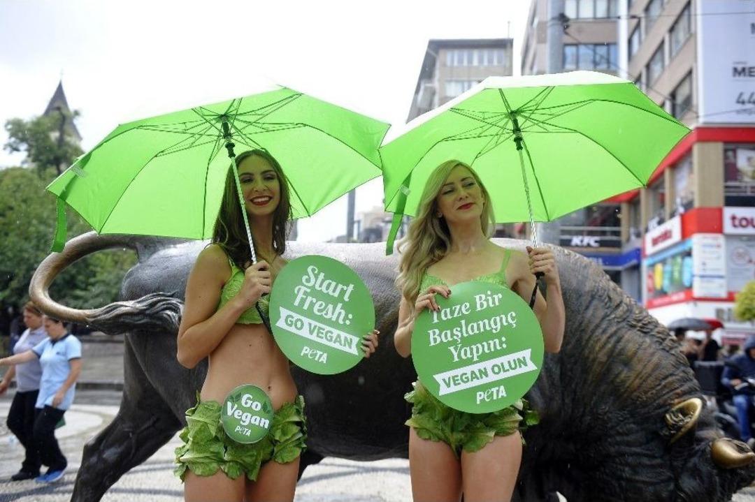 Vegan Aktivistlerinden Kadık&ouml;y&rsquo;de Yarı &Ccedil;ıplak Eylem