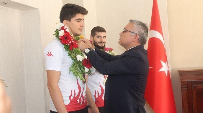 Vali Şimşek, Olimpiyat Şampiyonlarını &Ouml;d&uuml;llendirdi
