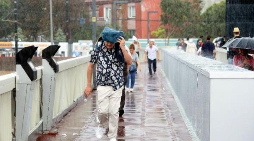 Poşet Ve Kartonlarla Yağmurdan Korunmaya &Ccedil;alıştılar