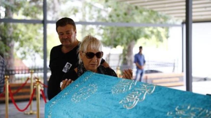 Usta Sinema Sanat&ccedil;ısı Kuzey Vargın, Son Yolcuğuna Uğurlandı (1)