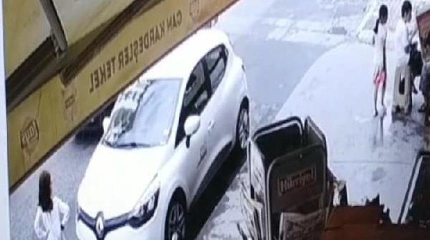 Kamyonet Kaldırımda Oturanların Arasına Daldı: 3 Yaralı