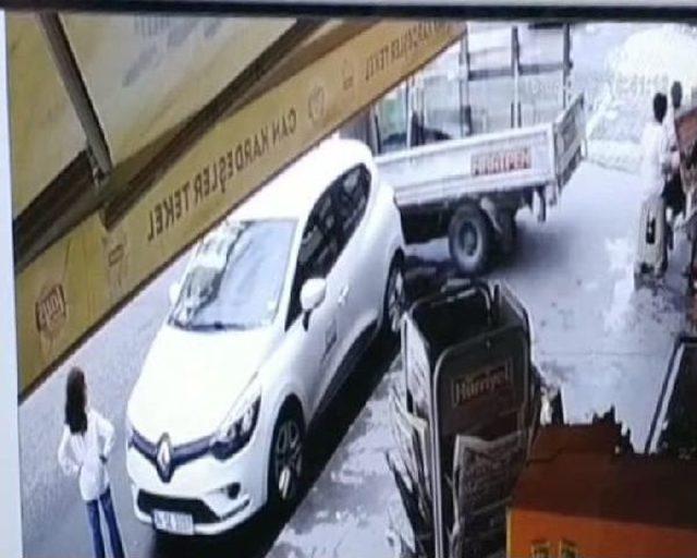 Kamyonet Kaldırımda Oturanların Arasına Daldı: 3 Yaralı