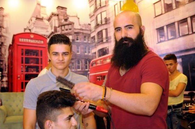 İngiliz Genç, Tokat'ta Kuaförlük Öğreniyor