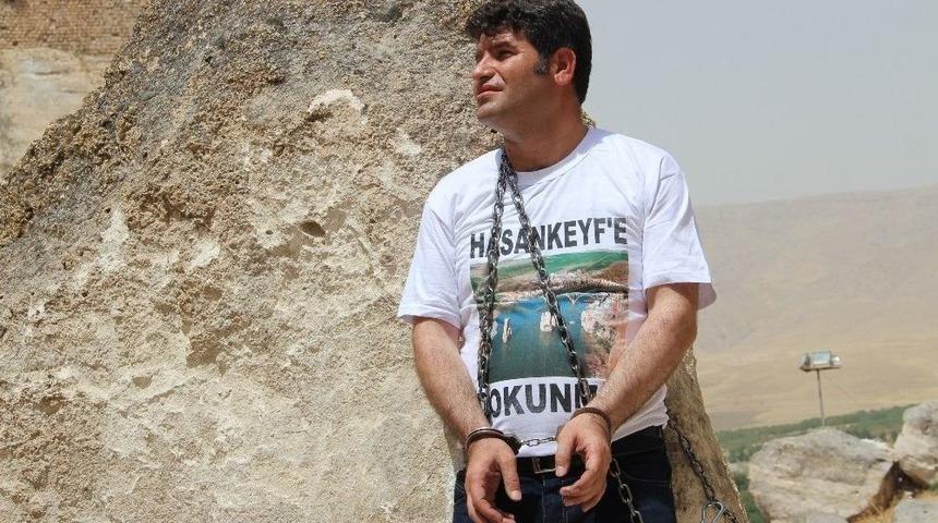 Hdp&rsquo;li Aslan Kendini Kayaya Zincirledi