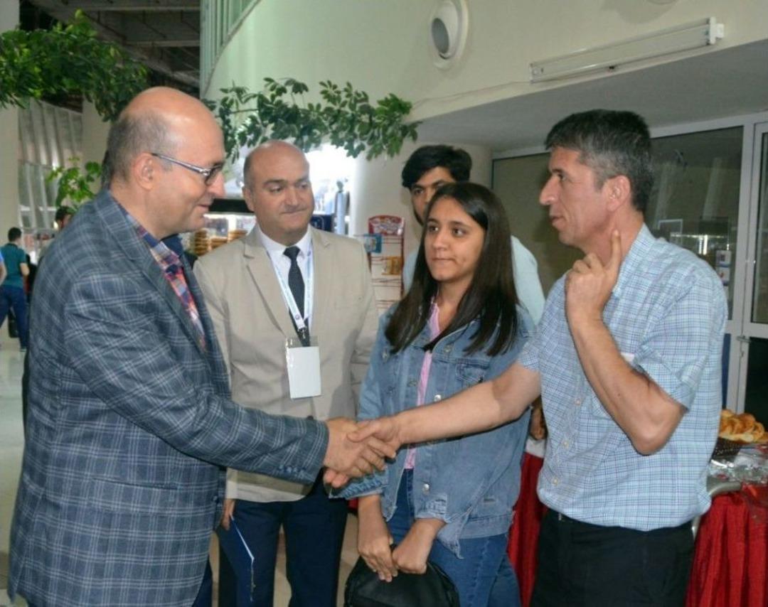 &Uuml;niversite Rekt&ouml;r&uuml;, Yeni &Ouml;ğrencilerini Otogarda Bizzat Karşılıyor