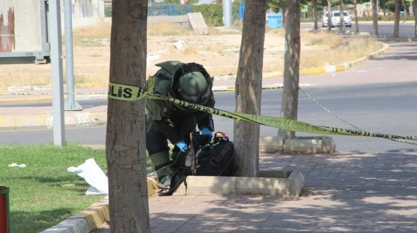 Ağacın Dibine Bırakılan Valiz Polisi Alarma Ge&ccedil;irdi