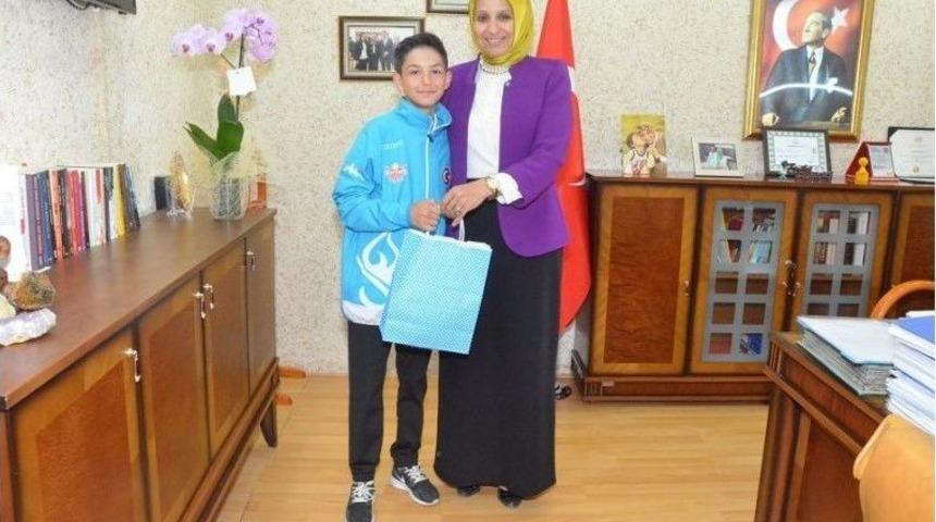 İl Milli Eğitim M&uuml;d&uuml;r&uuml; Durmuş, Başarılı Sporcuyu Ağırladı