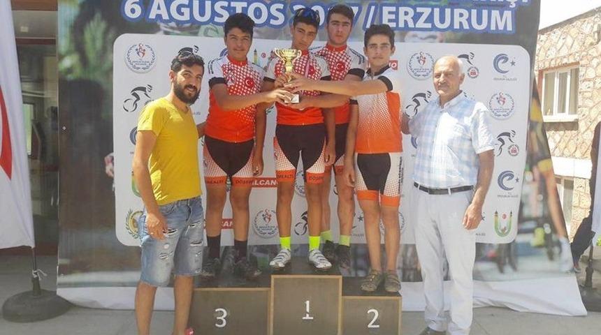 D&ouml;şemealtı Belediyesi&rsquo;nin Bisiklet Takımı T&uuml;rkiye &Uuml;&ccedil;&uuml;nc&uuml;s&uuml;