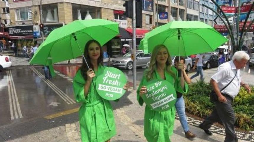 Abd'li 2 Kadından Kadık&ouml;y'de "marul Bikinili" Eylem