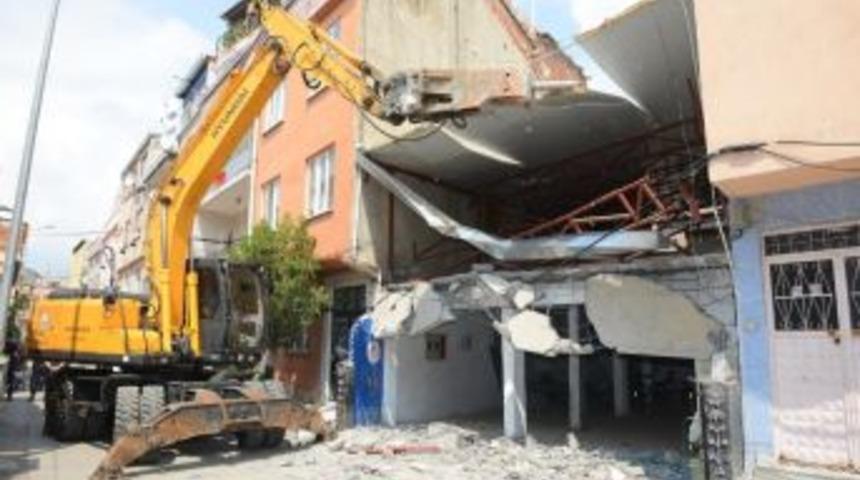 Yıldırım Ka&ccedil;ak Yapılardan Temizleniyor