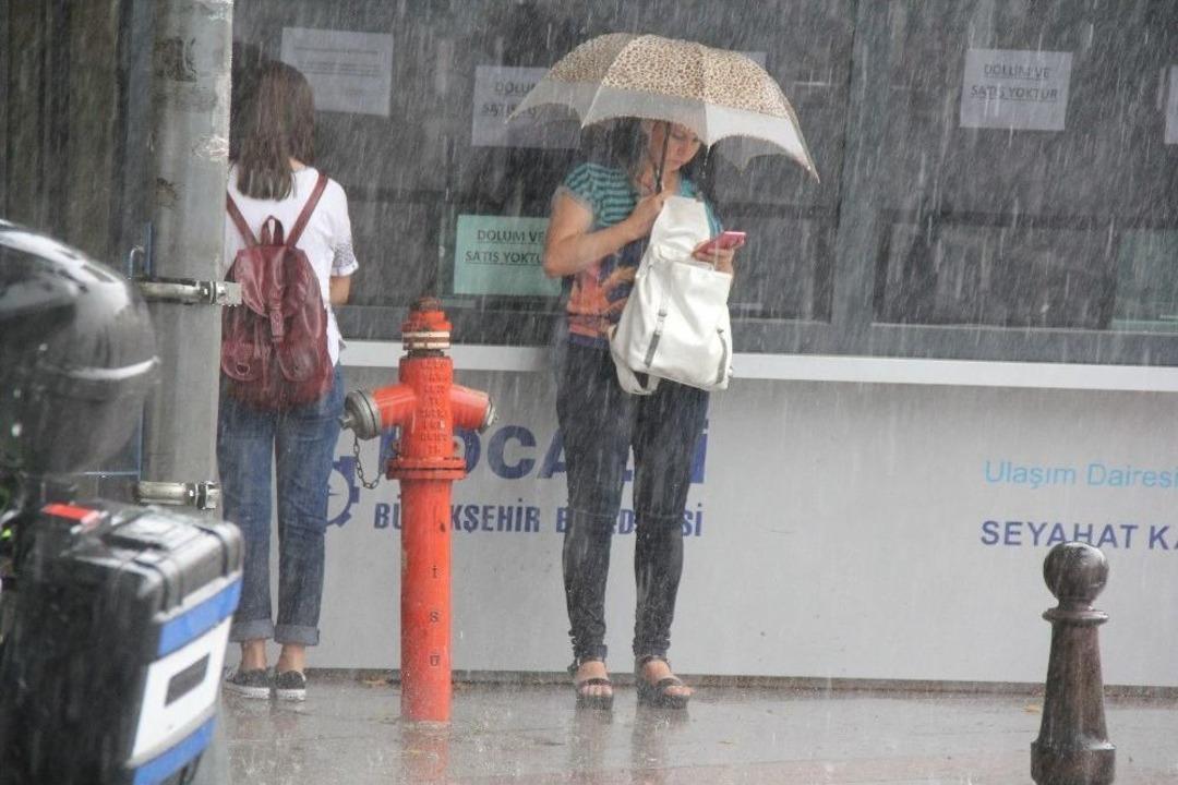 Kocaeli&rsquo;de Sağanak Yağış Etkili Oldu
