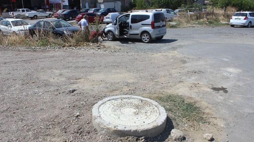 Beş Dakikada 2 Araç Rögar Kapağına Çarptı