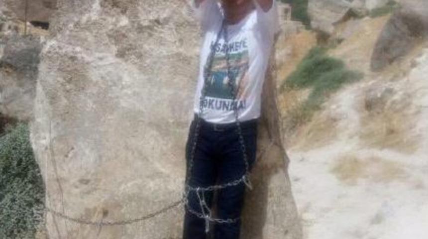 Hdp'li Vekil, Hasankeyf'te Kendini Kayalara Zincirleyerek Protesto Eylemi Başlattı