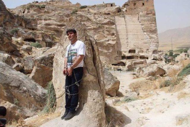 Hdp'li Vekil, Hasankeyf'te Kendini Kayalara Zincirleyerek Protesto Eylemi Başlattı