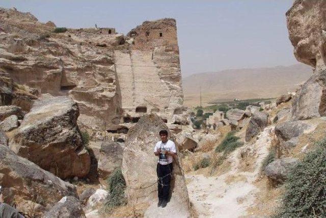 Hdp'li Vekil, Hasankeyf'te Kendini Kayalara Zincirleyerek Protesto Eylemi Başlattı