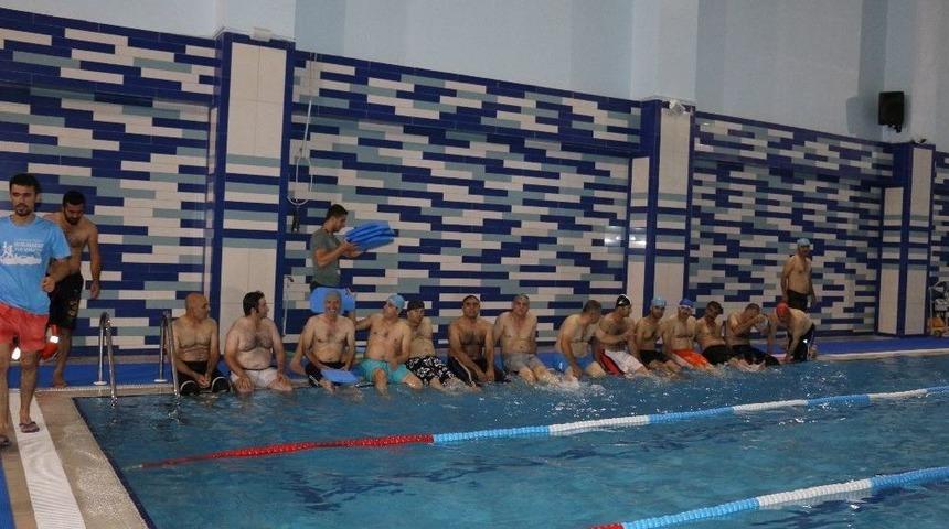 İtfaiyecilere Y&uuml;zme Eğitimi Veriliyor