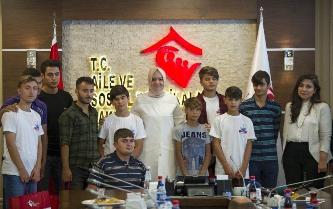 Bakan Kaya, &Ccedil;ocuk Evlerinde Kalan &Ouml;ğrencileri Kabul Etti