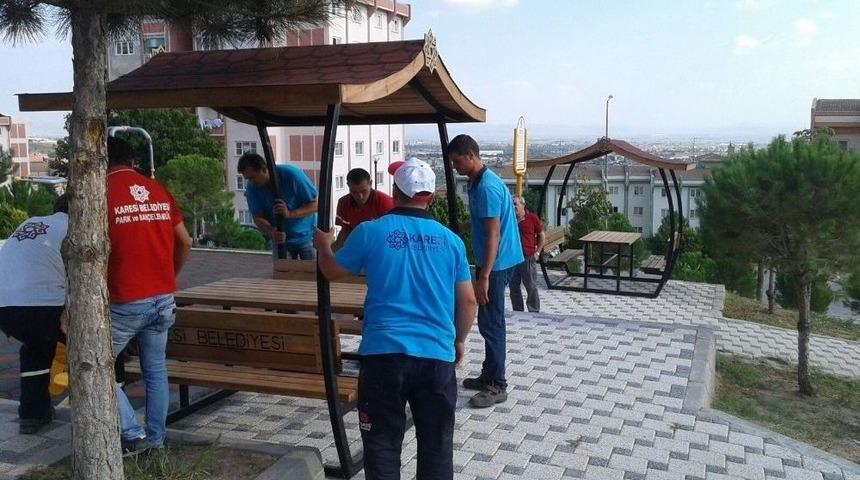 Karesi’de Parklara Çatılı Piknik Masaları