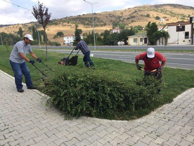 Karesi’de Parklara Çatılı Piknik Masaları