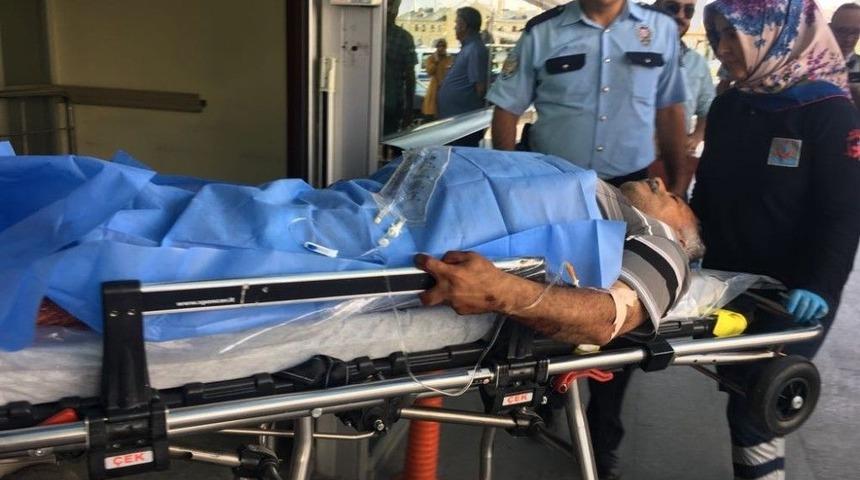 Kadının Bı&ccedil;akladığı Adam Hastaneye Kaldırıldı