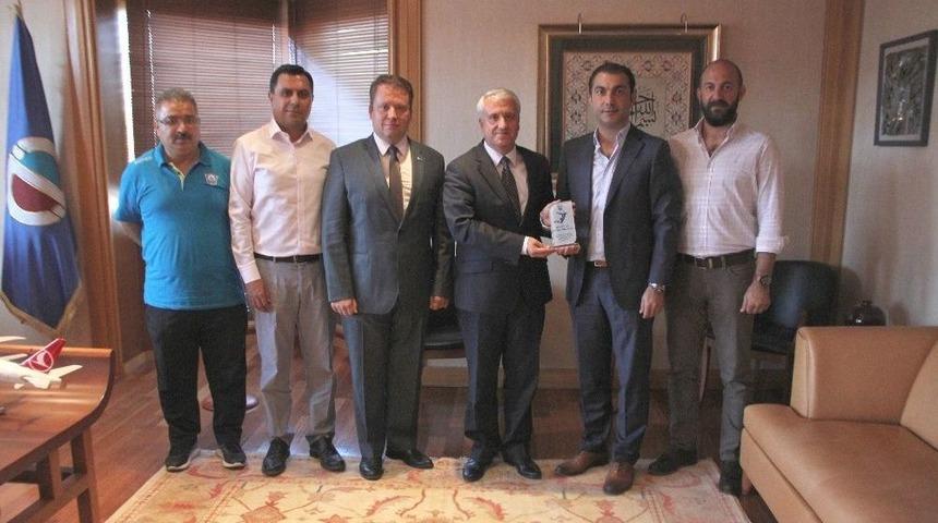 Selka Eskişehir Hentbol Spor Kul&uuml;b&uuml;&rsquo;nden Rekt&ouml;r G&uuml;ndoğan&rsquo;a Teşekk&uuml;r Ziyareti