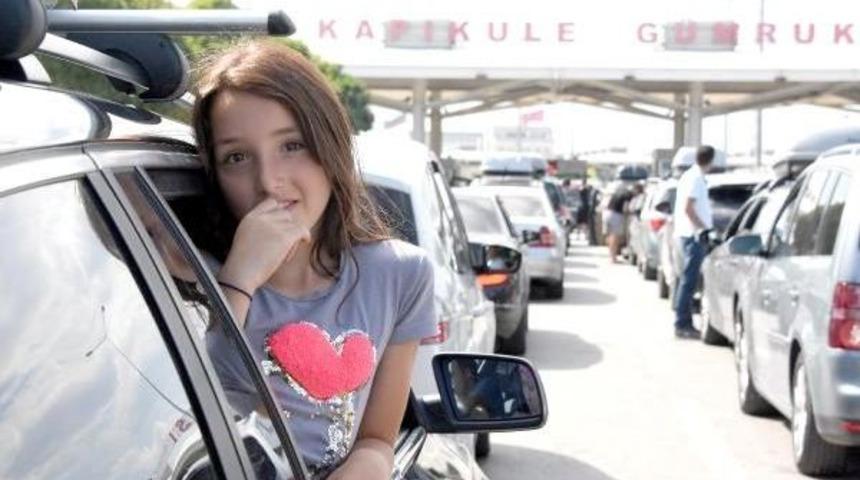 Kapıkule'de Gurbet&ccedil;ilerin 5 Kilometre D&ouml;n&uuml;ş Kuyruğu