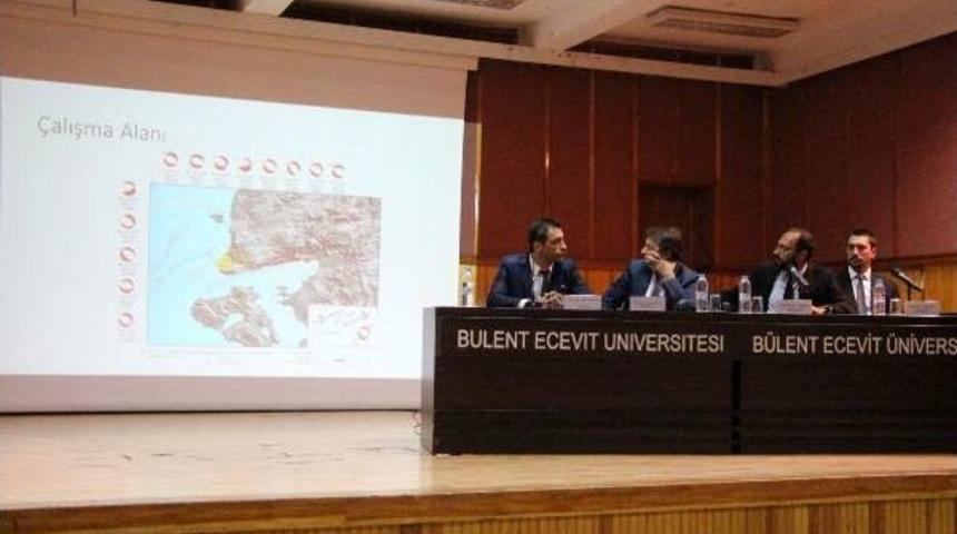 &Uuml;niversitedeki Deprem Panelinde Salon Boş Kaldı