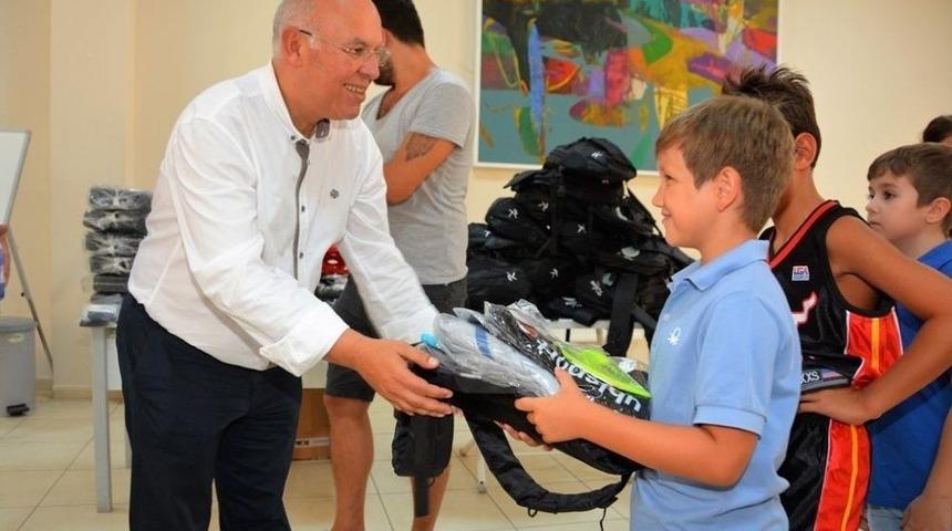 Başkan Eşkinat&rsquo;tan Gen&ccedil; Sporculara Malzeme Desteği