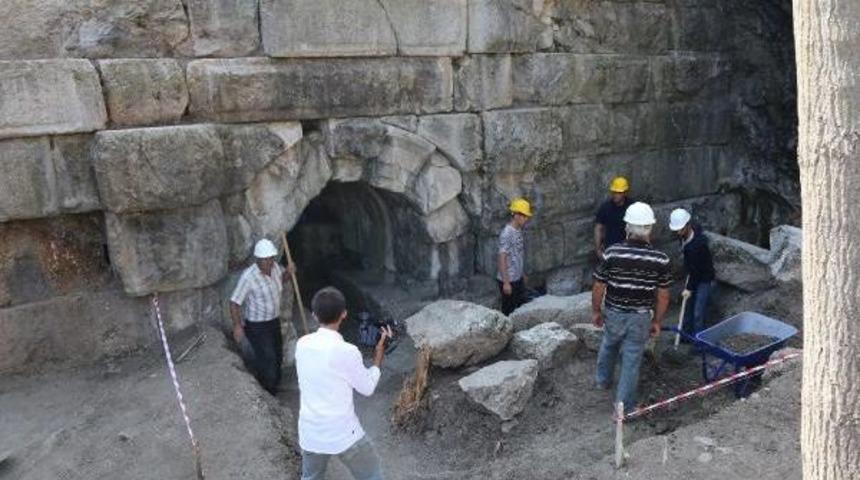&Ccedil;orum'da 2 Bin Yıllık Baraj Ve H&ouml;y&uuml;k Bulundu