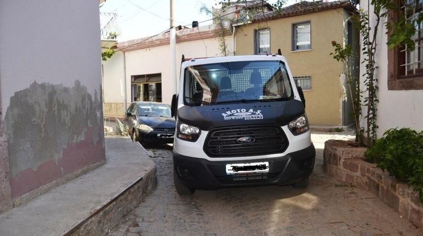 Ayvalık&rsquo;ta Arka Sokaklar Yayalara Ge&ccedil;it Vermiyor