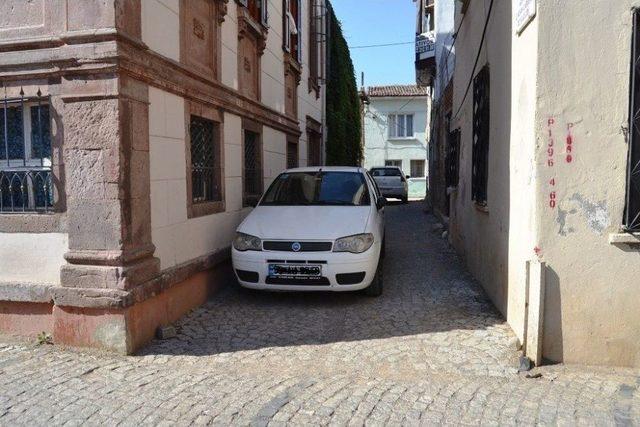 Ayvalık’ta Arka Sokaklar Yayalara Geçit Vermiyor 1