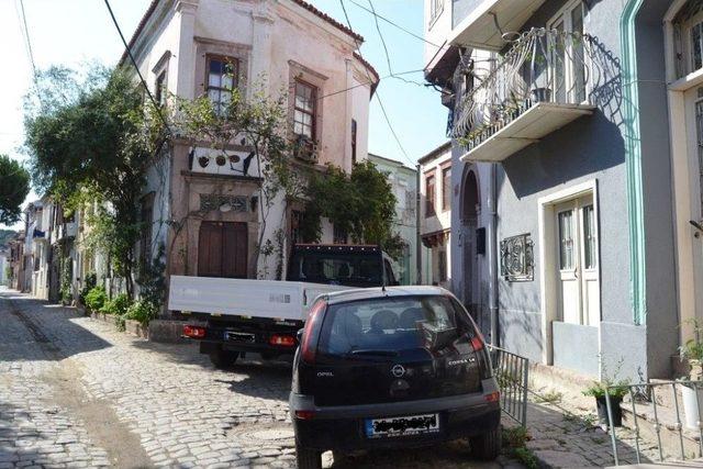 Ayvalık’ta Arka Sokaklar Yayalara Geçit Vermiyor 2