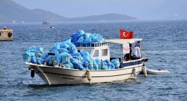 Marmaris’Te Çevreci Çift, Koylarda 14 Saatte, 10 Ton Çöp Topladı