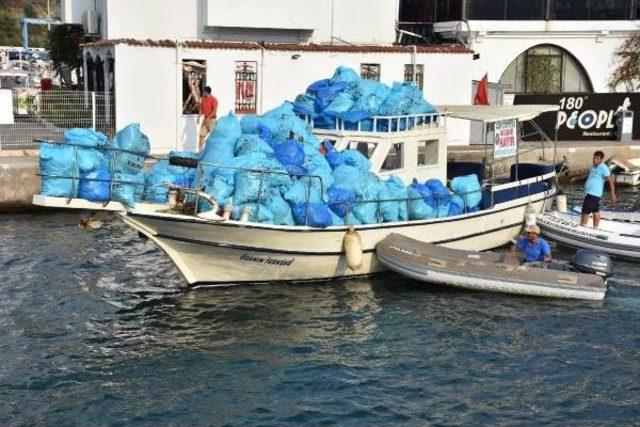 Marmaris’Te Çevreci Çift, Koylarda 14 Saatte, 10 Ton Çöp Topladı