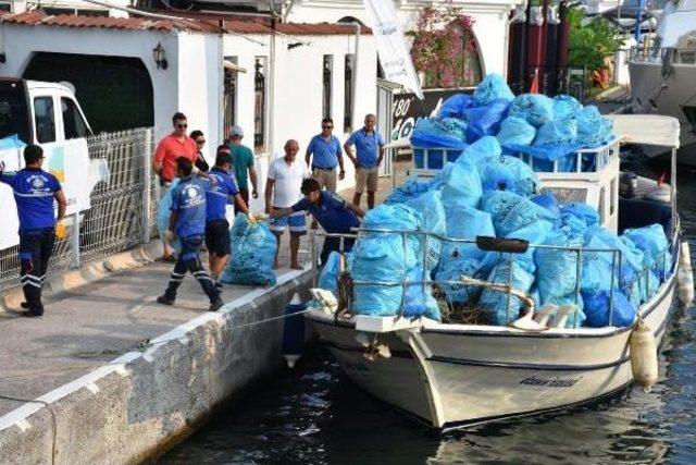 Marmaris’Te Çevreci Çift, Koylarda 14 Saatte, 10 Ton Çöp Topladı