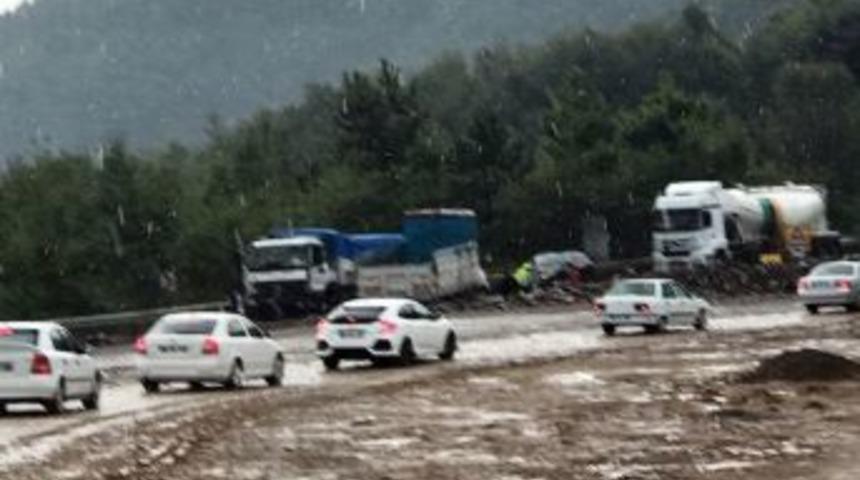 İki Kamyon Kafa Kafaya &Ccedil;arpıştı: 1 Yaralı