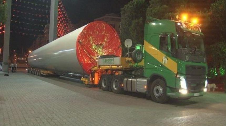 İzmir Fuarı’na 96 Metrelik Rüzgar Tribünü Getirildi