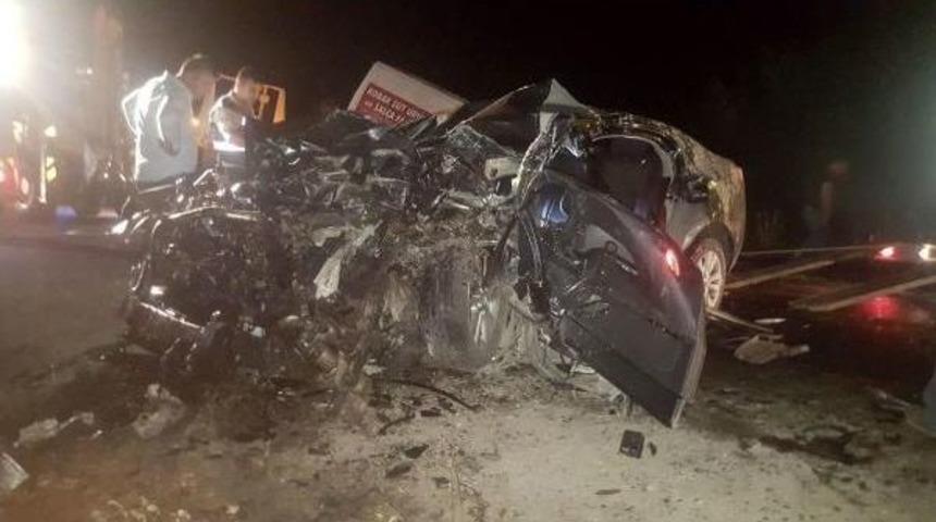 &Ccedil;anakkale'de Otomobil Ile Minib&uuml;s &Ccedil;arpıştı: 3 Kişi &Ouml;ld&uuml;