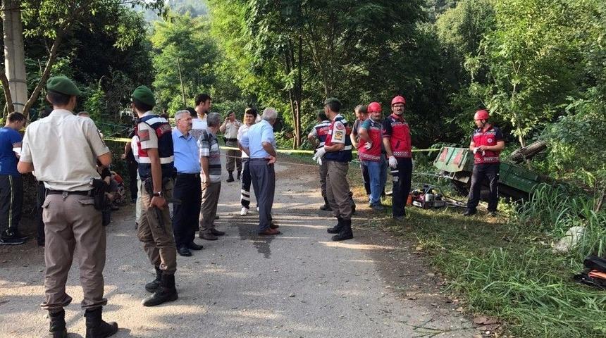 Sakarya&rsquo;da İş&ccedil;ileri Taşıyan Trakt&ouml;r Devrildi: 7 &Ouml;l&uuml;, 10 Yaralı